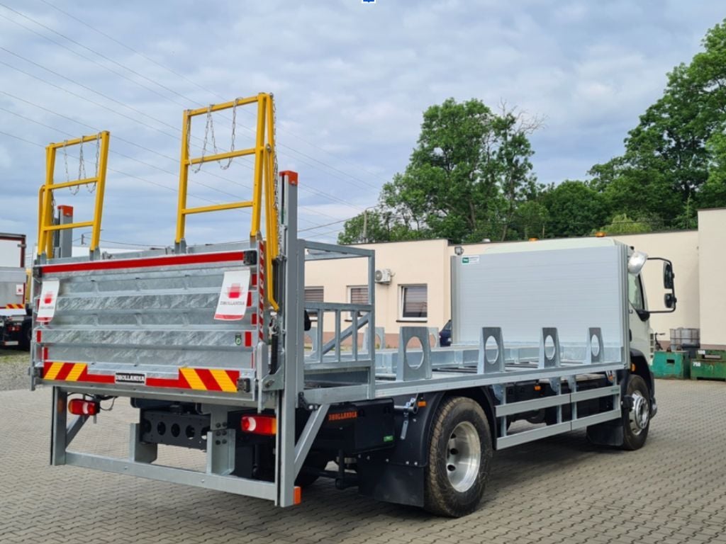 Camión equipado con una plataforma elevadora vertical Dhollandia en un estacionamiento. 